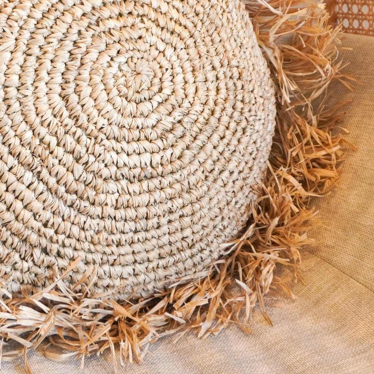 Rond Boho Kussen Tarakan met Franjes gemaakt uit Raffia